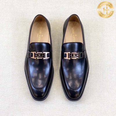 Với thiết kế đơn giản tinh tế giày Louis Vuitton tạo nên phong cách lịch lãm và sang trọng