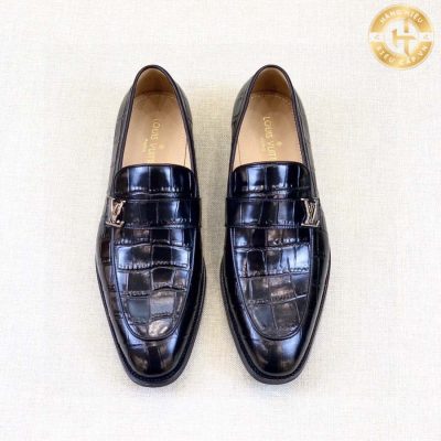 Với thiết kế tối giản, đôi giày Louis Vuitton tạo nên sự đơn giản nhưng tinh tế