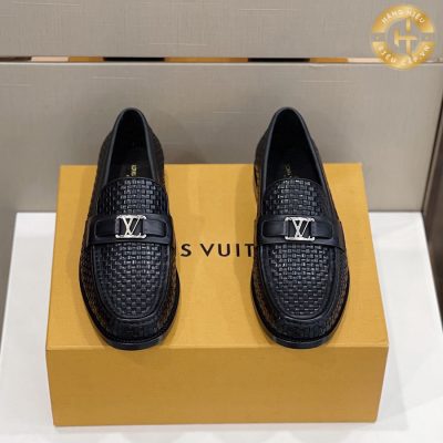 Đôi giày Louis Vuitton được thiết kế với sự đơn giản nhưng tinh tế