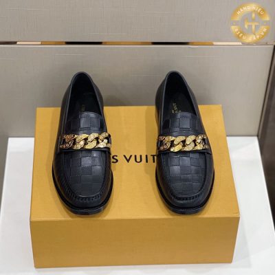 Thiết kế đơn giản và tinh tế của giày Louis Vuitton tạo nên phong cách lịch lãm và sang trọng