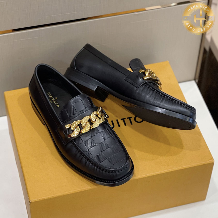 Đôi giày nam hàng hiệu lấy sắc đen làm tông màu chủ đạo