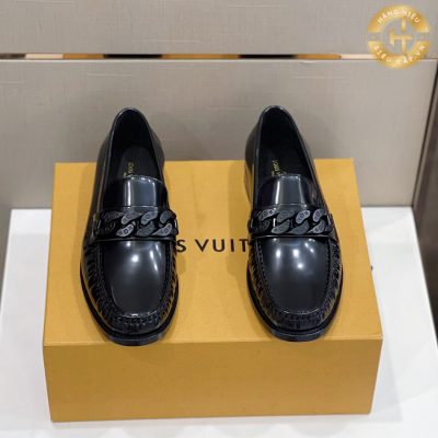 Giày Louis Vuitton thiết kế đơn giản nhưng tinh tế, giúp tôn lên phong cách lịch lãm và sang trọng cho người sử dụng. 