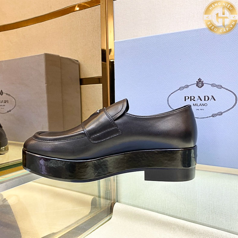 Màu đen kinh điển trên đôi giày lười Loafer Prada hàng hiệu siêu cấp PR004