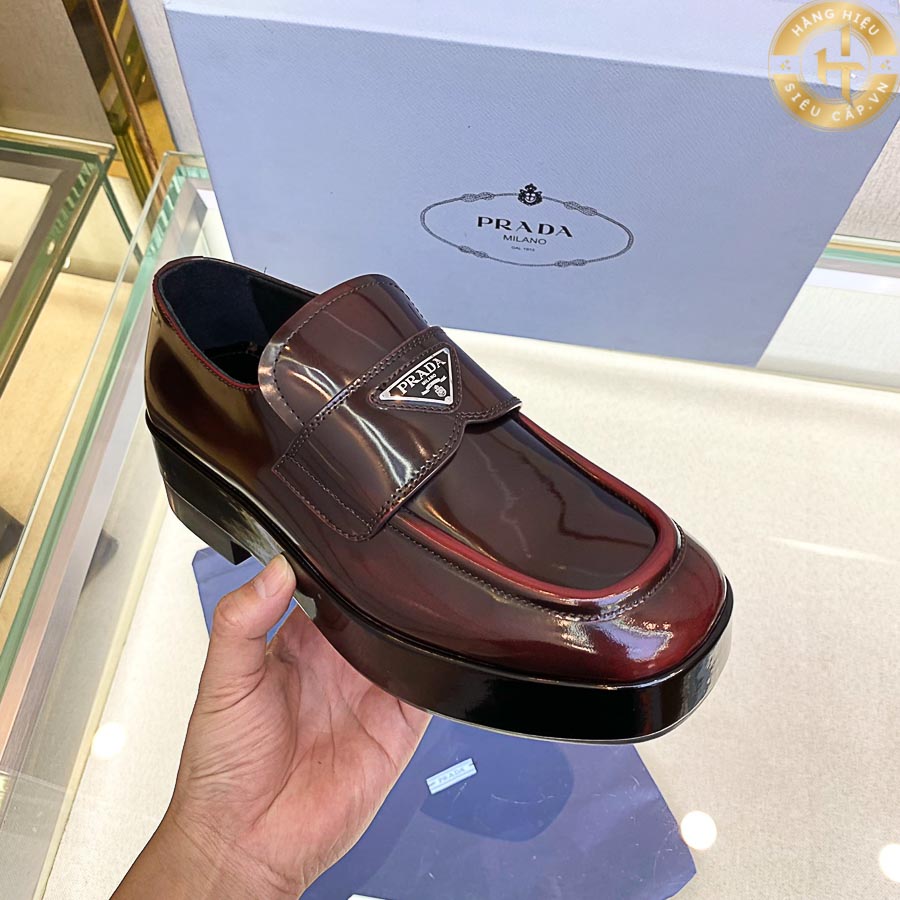 Màu đỏ kinh điển trên đôi giày lười Loafer Prada siêu cấp like auth PR005