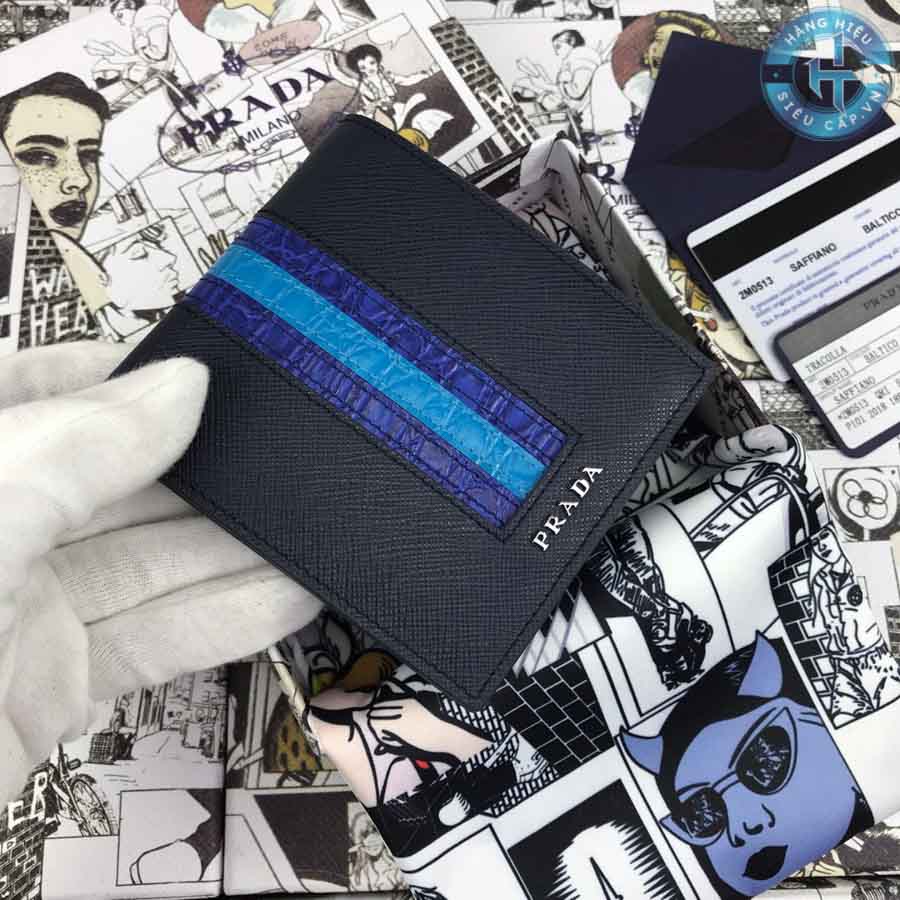 Chiếc bóp ví hàng hiệu Prada Like Auth đã thêm sự sang trọng và đẹp mắt với sự kết hợp độc đáo của màu đen tinh tế