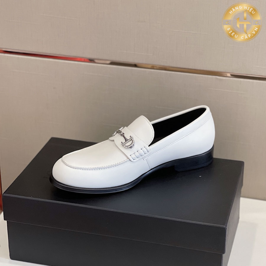 Đôi giày lấy màu trắng làm chủ đạo đã tạo nên một sự sang trọng và đẳng cấp độc đáo