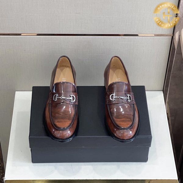 Đôi giầy lười Dior nam Like Auth vẫn giữ nguyên sự đơn giản, nhưng lại tạo nên ấn tượng mạnh nhờ vào thiết kế