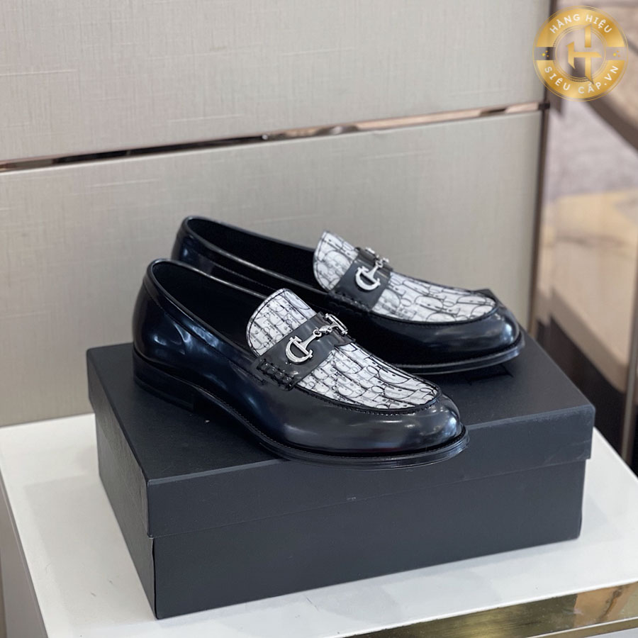Sự kết hợp hài hòa giữ tông màu đen và trắng của đôi giày nam cao cấp này tạo ra vẻ sang trọng và đẳng cấp