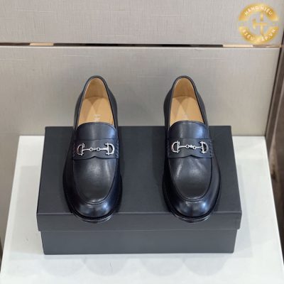 Giày lười Dior siêu cấp Like Auth với sự độc đáo trong thiết kế vẫn tạo nên một ấn tượng mạnh mẽ