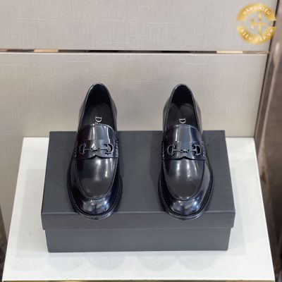 Với thiết đơn giản, không quá cầu kì nhưng đôi giày lười Dior vẫn giữ được vẻ sạng trọng