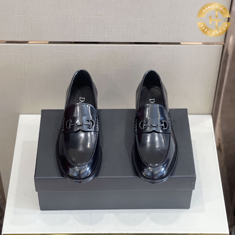 Với thiết đơn giản, không quá cầu kỳ nhưng đôi giày lười Dior vẫn giữ được vẻ sang trọng
