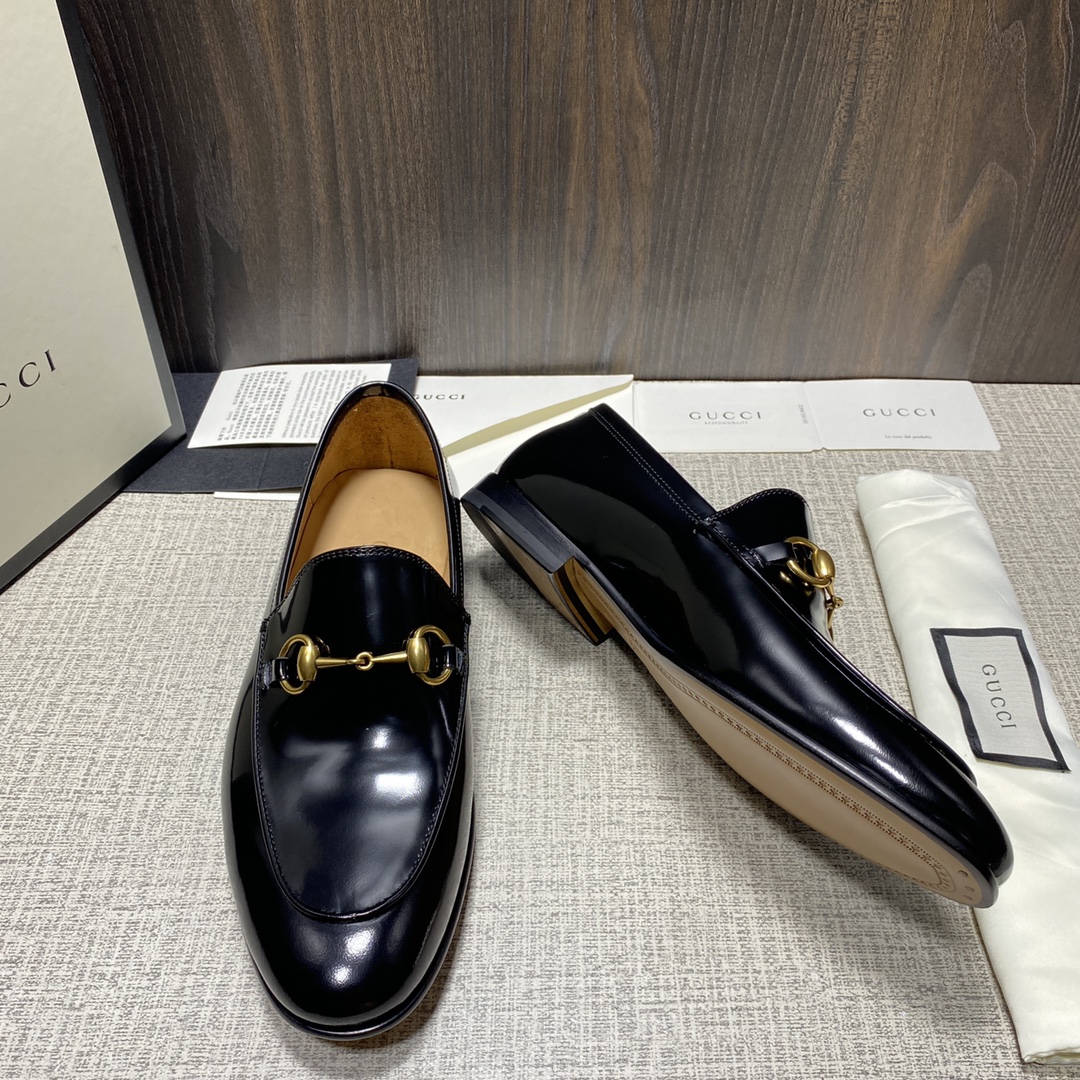 Được làm từ chất liệu cao cấp, giày lười Gucci siêu cấp mang lại sự thoải mái và bền bỉ