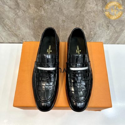 Thiết kế đơn giản của đôi giày lười nam LV mang đến cho người dùng phong cách lịch sự và sang trọng