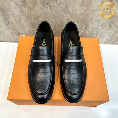 Với thiết kế đơn giản nhưng đôi giày lười nam LV mang đến cho người sử dụng một phong cách lịch sự và sang trọng