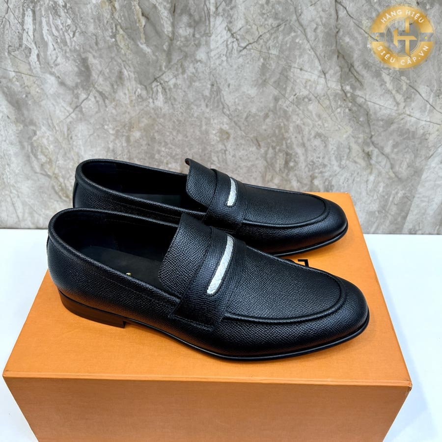 Đôi giày nam hàng hiệu này là tông màu đen làm chủ đạo mang đến sự linh hoạt trong việc phối hợp với nhiều trang phục