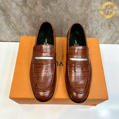 Đôi giày LV thiết kế đơn giản mà tinh tế mang lại cho người sử dụng một phong cách lịch sự và sang trọng