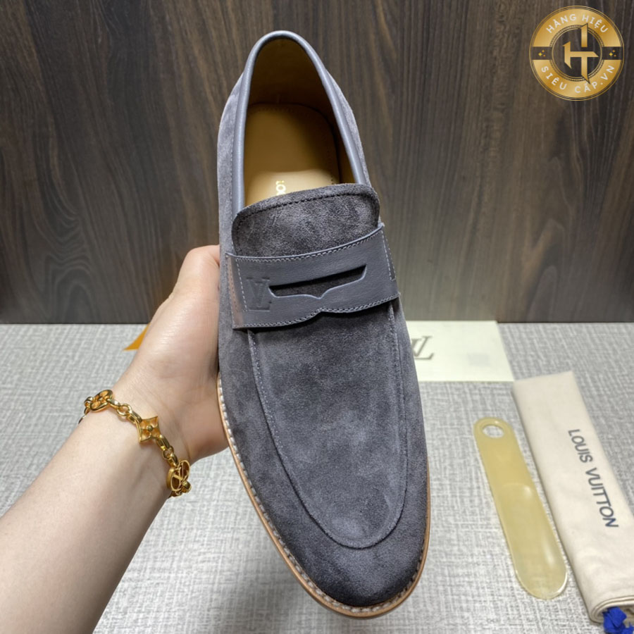 Các bạn có thể phủi qua hoặc dùng vải khô để làm sạch bụi và vết bẩn trên giày vải.