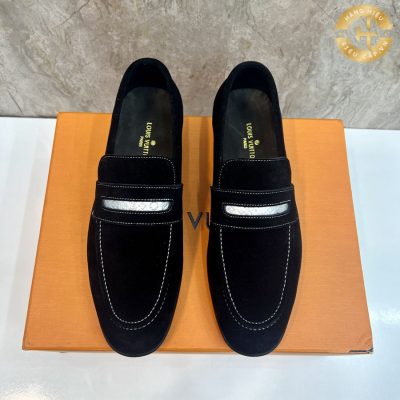 Đôi giầy lười Louis Vuitton tự hào với thiết kế đơn giản nhưng vẫn mang những nét độc đáo