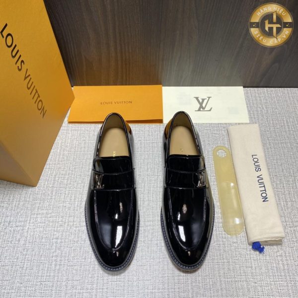 Đôi giày lười LV với thiết kế đơn giản nhưng không kém phần độc đáo và sang trọng