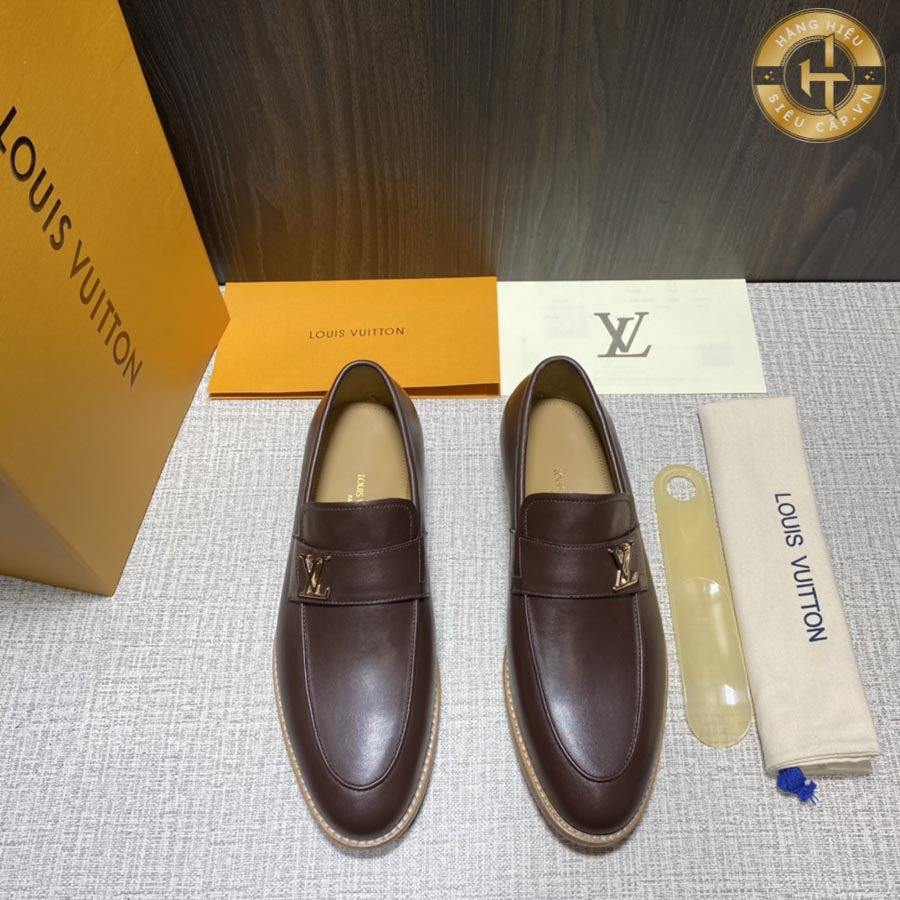 Đôi giầy lười Louis Vuitton nam luôn thu hút mọi ánh nhìn bởi thiết kế đơn giản nhưng độc đáo