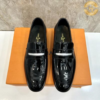 Đôi giày LV nam được thiết kế đơn giản nhưng tinh tế tạo nên một phong cách lịch sự