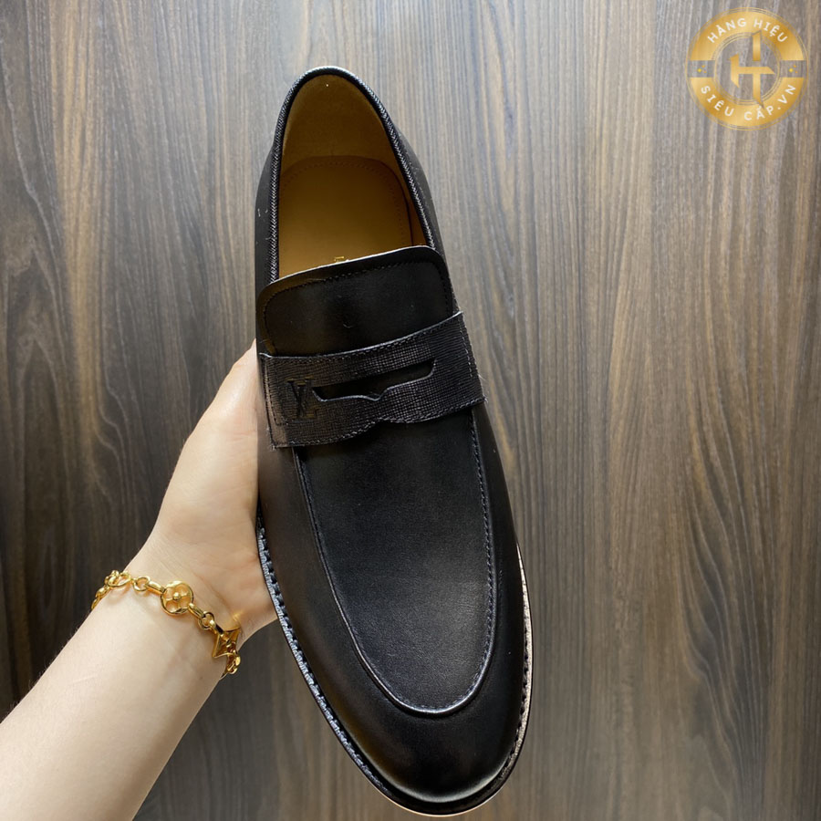 Các bạn có thể phủi qua hoặc dùng vải khô để làm sạch bụi và vết bẩn trên giày vải.