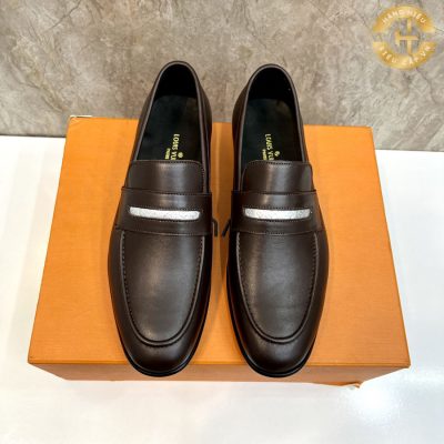 Đôi giày LV nam với thiết kế đơn giản nhưng tinh tế sang trọng