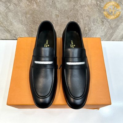 Với thiết kế đơn giản mà tinh tế đôi giày LV nam mang đến cho người sử dụng một phong cách lịch sự và sang trọng