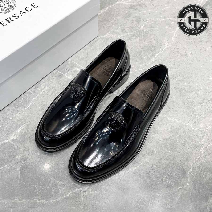 Thiết kế không cần buộc dây của giày Versace Loafer