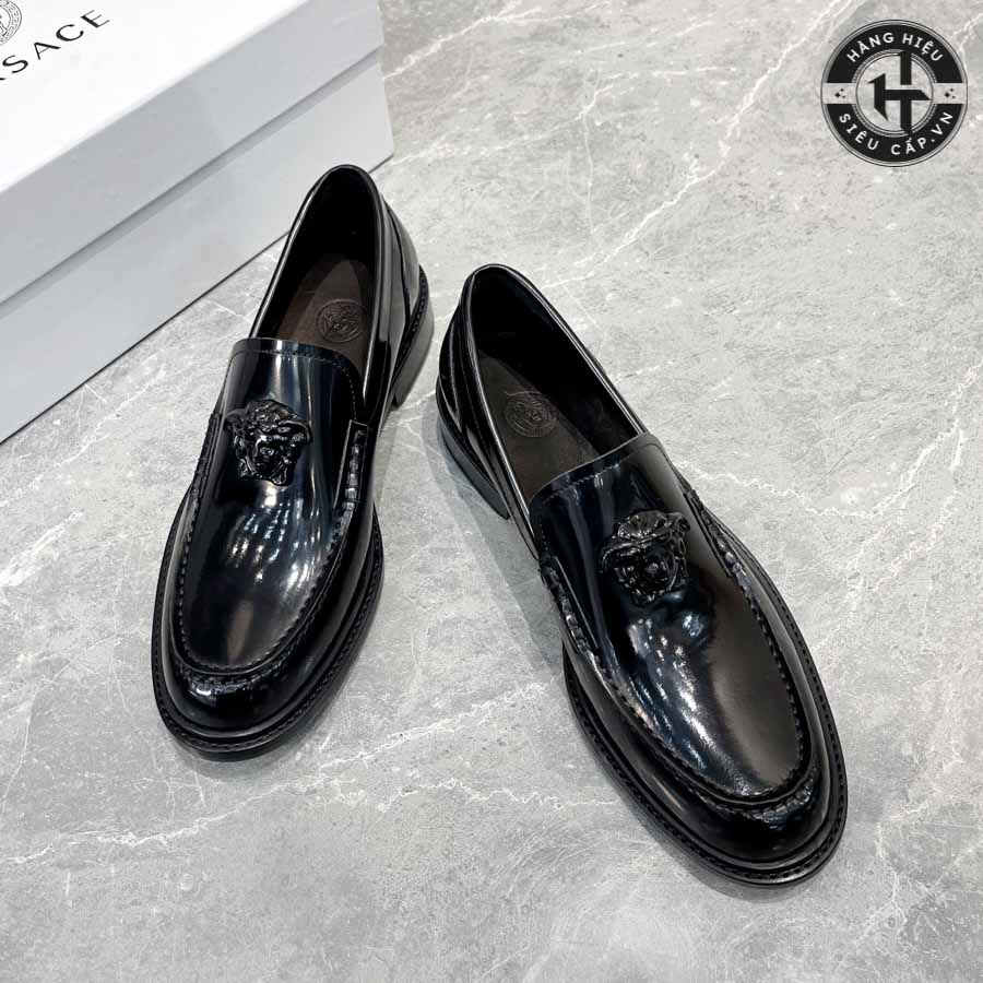 Màu sắc đen bóng truyền thống của giày lười Versace