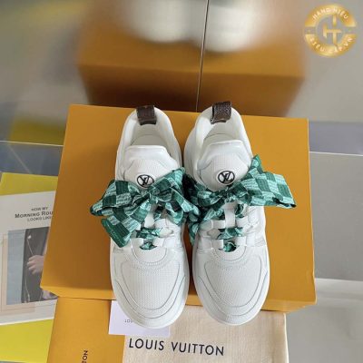 Nếu bạn yêu thích phong cách thời trang trẻ trung và thoải mái, đôi giày nữ Louis Vuitton sẽ là sự lựa chọn hoàn hảo