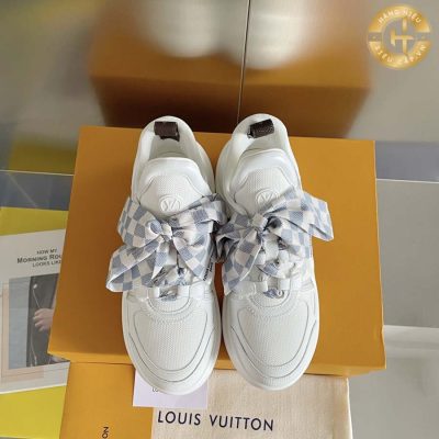 Nếu bạn yêu thích sự trẻ trung và thoải mái trong phong cách thời trang, một đôi giày Louis Vuitton nữ sẽ là lựa chọn tuyệt vời