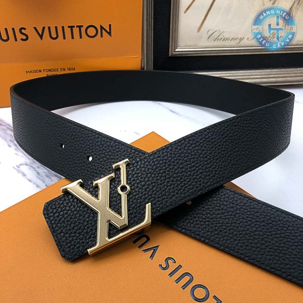 Thiết kế thắt lưng Louis Vuitton nam với sự kết hợp tinh tế giữa dây da và khóa logo tạo nên một sản phẩm độc đáo