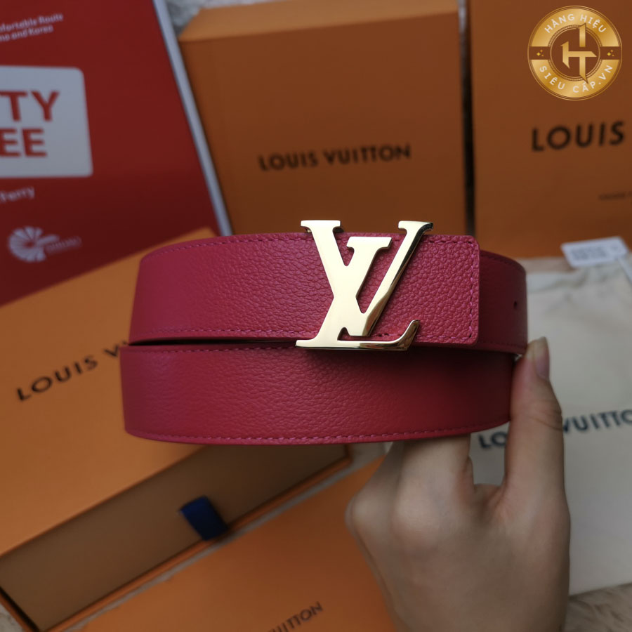 Với sự kết hợp giữa dây da màu hồng và mặt khóa LV màu vàng, belt nữ đã tạo nên sức hút đặc biệt
