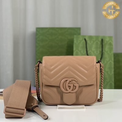 Với sự tinh tế và độc đáo trong thiết kế, chiếc túi đeo chéo Gucci mang đến điểm nhấn hoàn hảo cho phong cách đẳng cấp và sang trọng