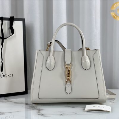 Được tạo nên với sự tinh tế đến từng chi tiết, chiếc túi xách Gucci nữ mang đến vẻ đẹp quý phái và sang trọng