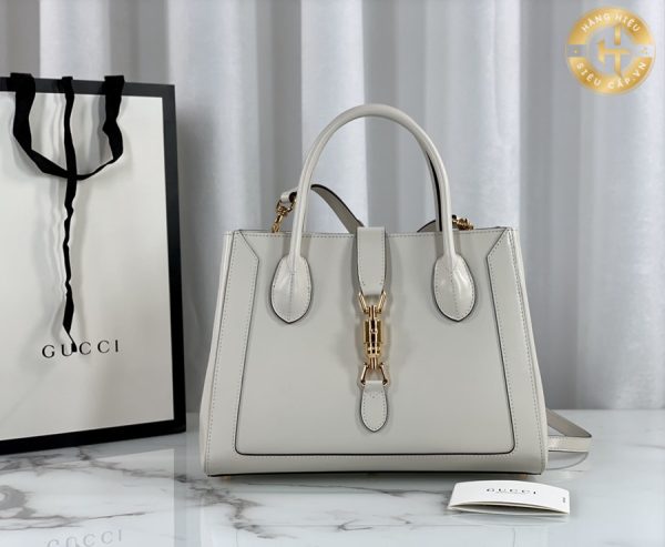 Được tạo nên với sự tinh tế đến từng chi tiết, chiếc túi xách Gucci nữ mang đến vẻ đẹp quý phái và sang trọng