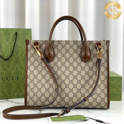 Với mặt da túi màu nâu nhạt kết hợp cùng họa tiết Gucci đã tạo cho túi replica Gucci một vẻ đẹp hoàn mĩ