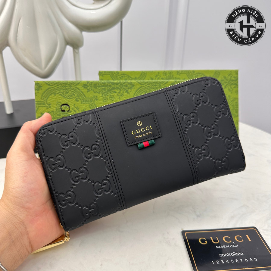 Với thiết kế dài, ví nam hàng hiệu Gucci cung cấp không gian rộng rãi
