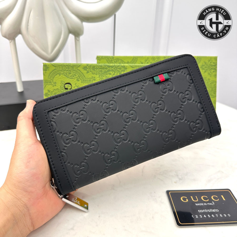 Với thiết kế dài, ví nam hàng hiệu Gucci cung cấp không gian rộng rãi