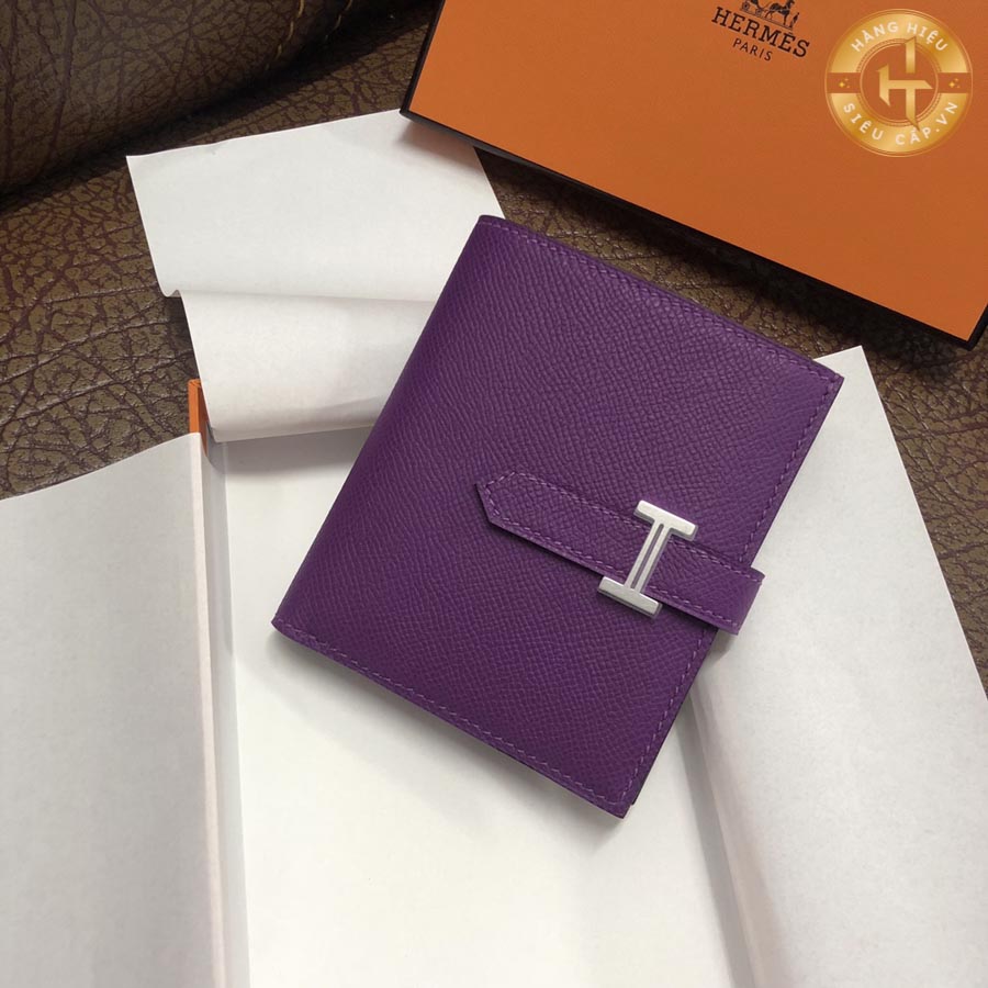 Với màu tím đẹp mắt, chiếc ví da hàng hiệu Hermes mang lại vẻ sang trọng và đẳng cấp cho người dùng