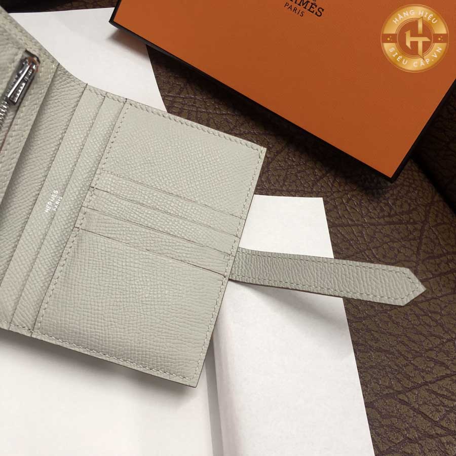 Với không gian bên trong rộng rãi và chất liệu tuyệt vời, chiếc ví giúp bạn dễ dàng lưu trữ tiền mặt, thẻ tín dụng, giấy tờ tùy thân