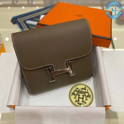 Việc kết hợp hoàn hảo giữa sự tối giản và đẳng cấp trong thiết kế của chiếc ví Hermes nữ hàng hiệu thể hiện sự sang trọng và sự quý