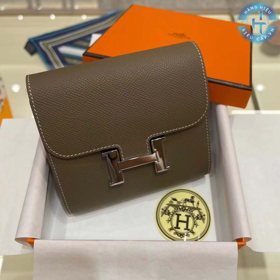 Việc kết hợp hoàn hảo giữa sự tối giản và đẳng cấp trong thiết kế của chiếc ví Hermes nữ thể hiện sự sang trọng và sự quý phái