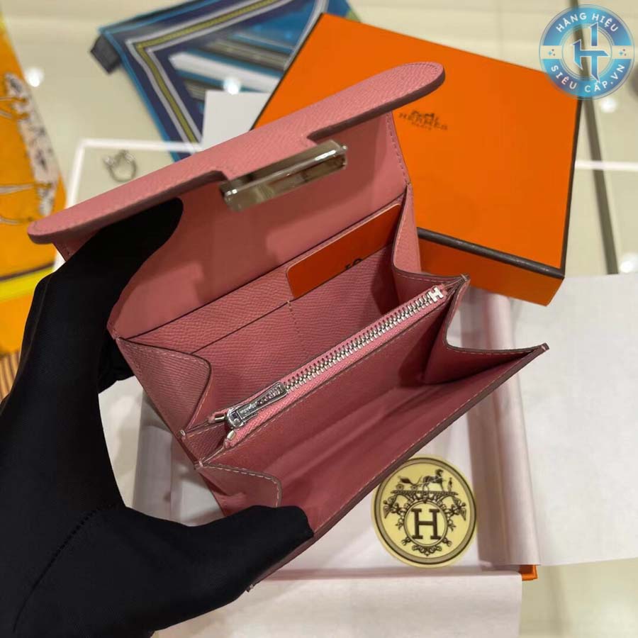 Không gian bên trong rộng rãi và chất liệu tuyệt vời, chiếc ví cầm tay Hermes có thể đựng được tiền mặt, thẻ tín dụng và giấy tờ tùy thân