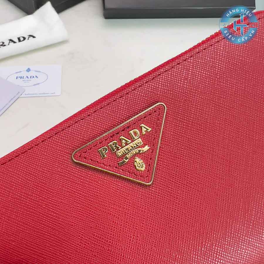 Sự kết hợp giữa gam màu đỏ chủ đạo và logo Prada vàng trên chiếc ví hàng hiệu Prada nữ Like Auth mang đến sự cuốn hút, sang trọng