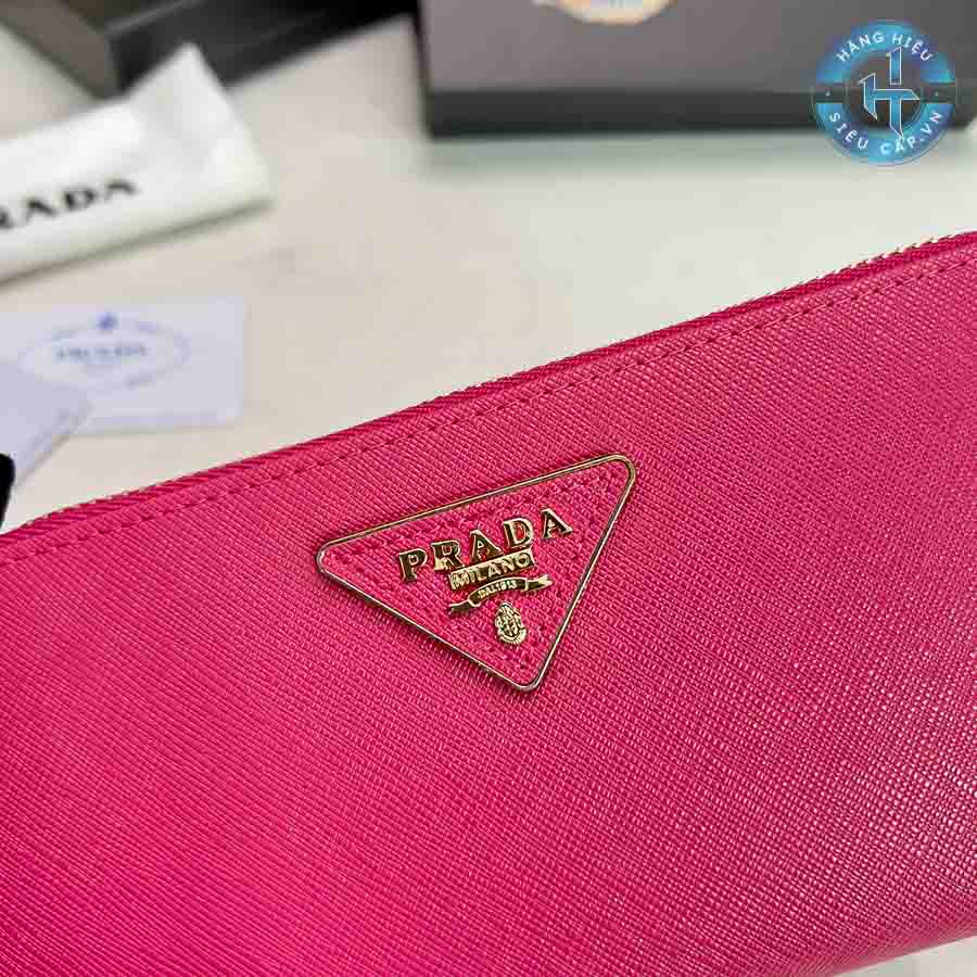 Chiếc ví hàng hiệu Prada nữ Like Auth với sự lựa chọn tông màu hồng làm gam màu chủ đạo nhấn mạnh phong cách độc đáo và tinh tế