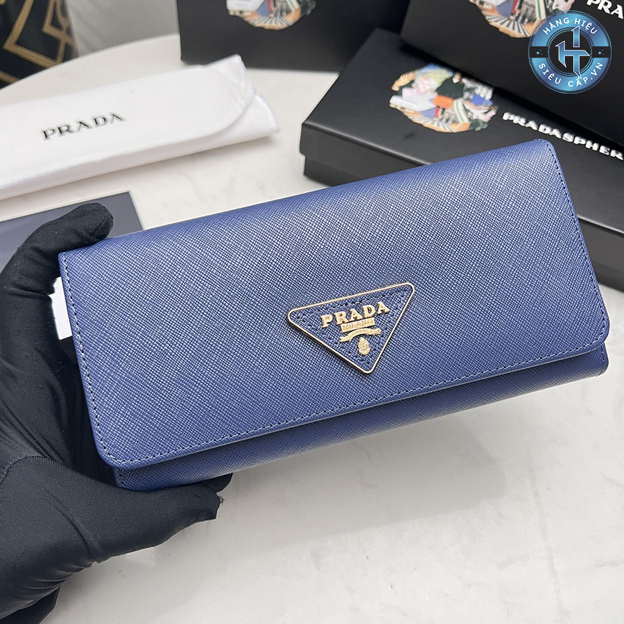Chiếc ví hàng hiệu siêu cấp Prada Like Auth đã tạo nên sự khác biệt rõ ràng với các sản phẩm trước đó thông qua sự lựa chọn tông màu xanh làm chủ đạ