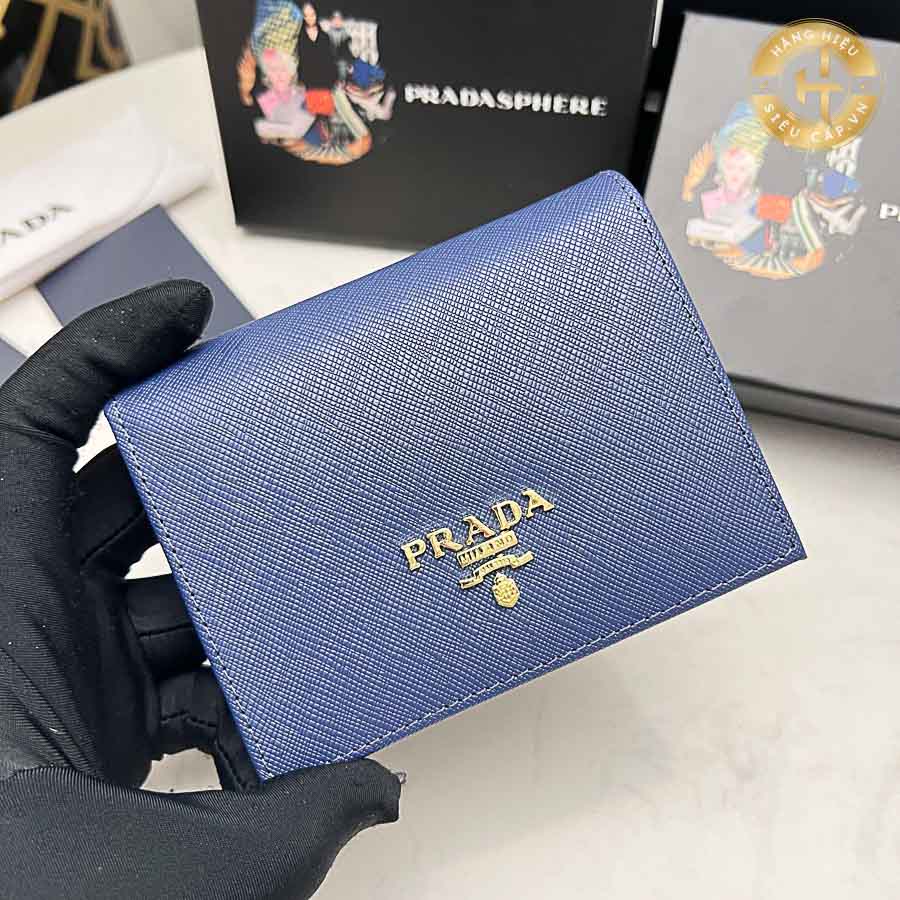 Chiếc ví da hàng hiệu Prada siêu cấp Like Auth với tông màu xanh làm chủ đạo toát lên vẻ thanh lịch và sang trọng