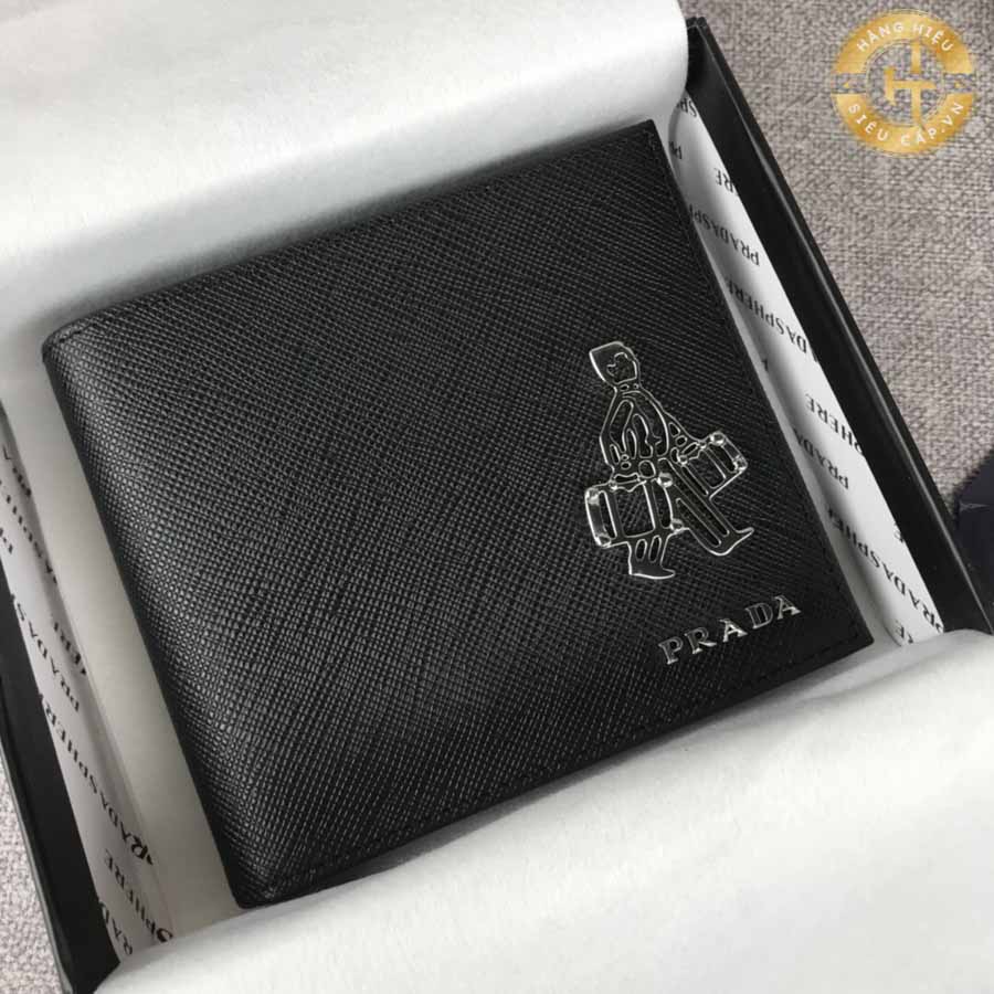 Thiết kế nhỏ gọn và sang trọng của ví Prada đã thu hút sự chú ý của người tiêu dùng